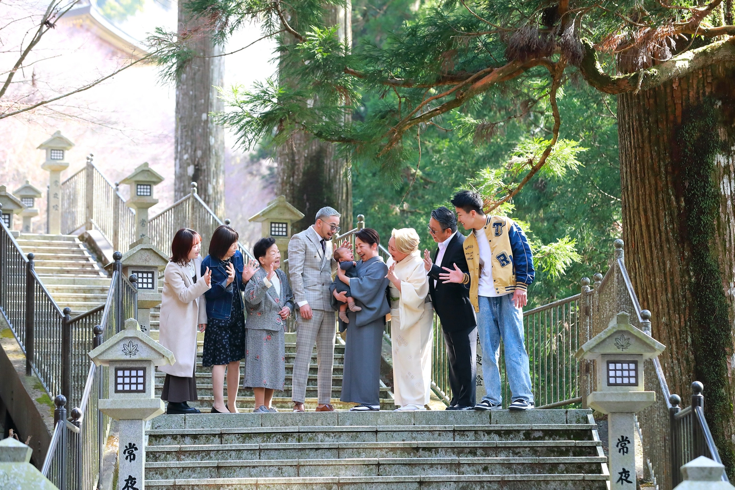 神社で迎えるお宮参りの日、家族の記念写真