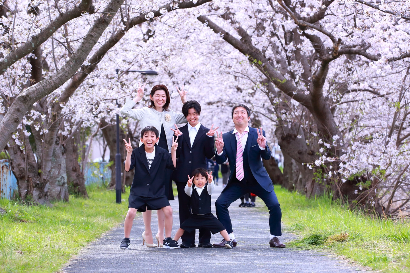 桜の下で撮影した家族の写真