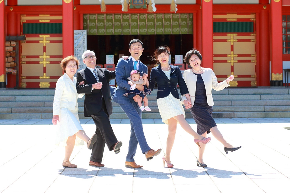 お宮参りの日に神社で撮影したご家族の集合写真